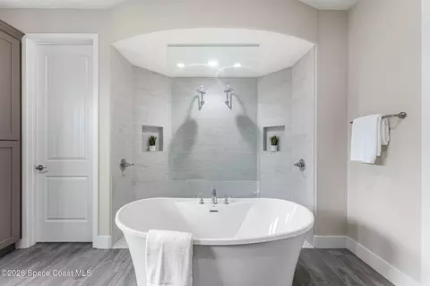 Bath - 4030 Domain Ct, Melbourne, FL 32934 photo 2 of 4