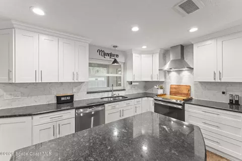 Kitchen - 2415 E Friday Cir, Cocoa, FL 32926 photo 4 of 5