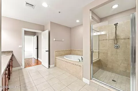 Bath - 1437 Pineapple Ave #306, Melbourne, FL 32935 photo 3 of 5