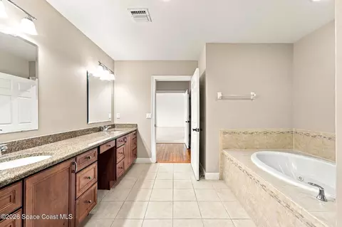 Bath - 1437 Pineapple Ave #306, Melbourne, FL 32935 photo 2 of 5