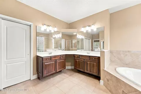 Bath - 1329 Tipperary Dr, Melbourne, FL 32940 photo 6 of 8