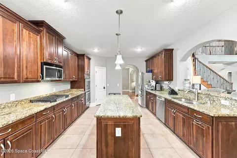 Kitchen - 1329 Tipperary Dr, Melbourne, FL 32940 photo 4 of 7