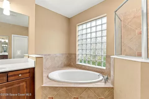 Bath - 1329 Tipperary Dr, Melbourne, FL 32940 photo 3 of 8