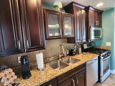 Kitchen - 2250 Floridiane Dr, Melbourne, FL 32935 photo 7 of 10