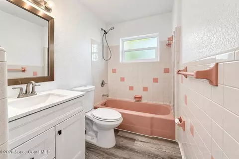 Bath - 1308 Sun Cir W, Melbourne, FL 32935 photo 3 of 3