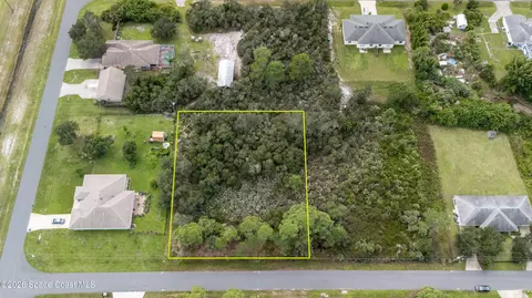 1686 Chamorro St SE, Palm Bay, FL 32909