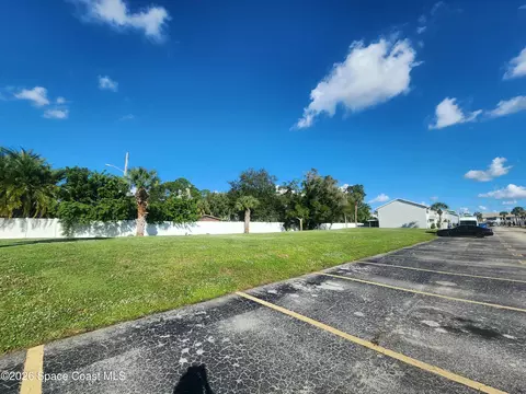 Exterior - 2813 Manor Dr NE, Palm Bay, FL 32905 photo 4 of 5