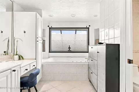 Bath - 800 Kerry Downs Cir, Melbourne, FL 32940 photo 3 of 6