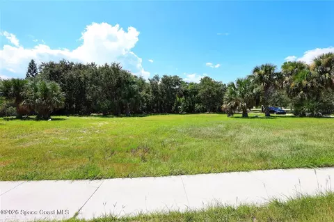 102 N Desoto Dr, New Smyrna Beach, FL 32169