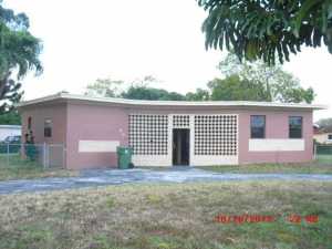 585 E 28 St, Hialeah, FL 33013 photo 1