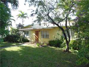 821 E 17 St, Hialeah, FL 33010 photo 1