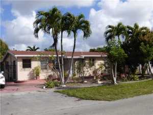 439 W 40 Pl, Hialeah, FL 33012 photo 1