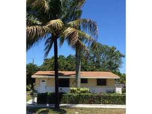 1045 W 33 Pl, Hialeah, FL 33012 photo 1