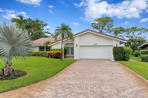 925 Foxpointe Cir, Delray Beach, FL 33445