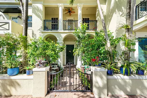 704 NW 83rd Pl, Boca Raton, FL 33487