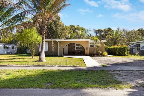 830 NE 140th St, North Miami, FL 33161