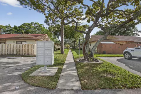 4296 Woodstock Dr #D, West Palm Beach, FL 33409