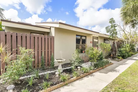 153 Meadows Dr, Boynton Beach, FL 33436
