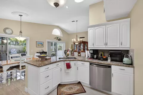 Kitchen - 151 St Michaels Ct, Jupiter, FL 33458 photo 2 of 6