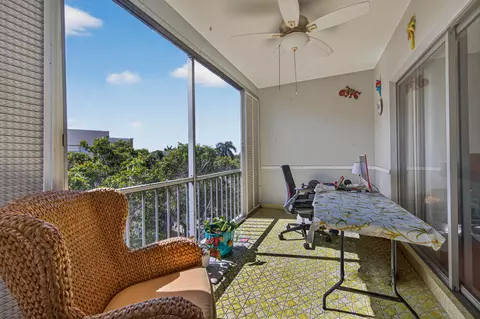 6731 Cypress Rd #402, Plantation, FL 33317