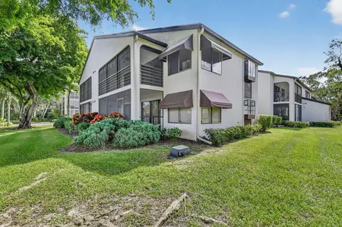 5040 Rose Hill Dr #206, Boynton Beach, FL 33437
