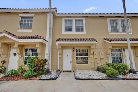 752 SW 122nd Ter, Pembroke Pines, FL 33025