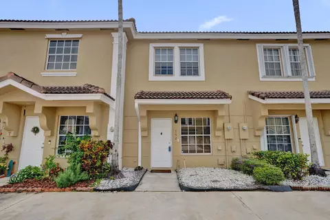 752 SW 122nd Ter, Pembroke Pines, FL 33025