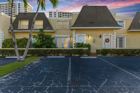 2212 NE 7th St, Hallandale Beach, FL 33009