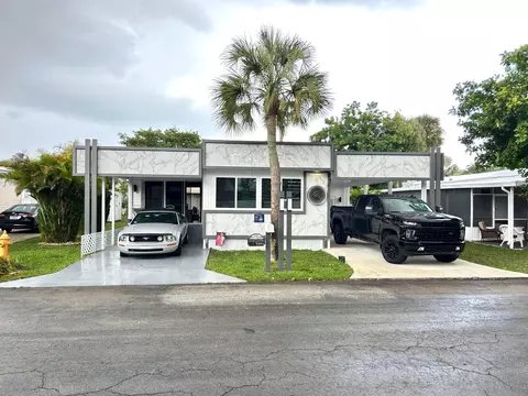 111 Alamanda Ln, Deerfield Beach, FL 33442