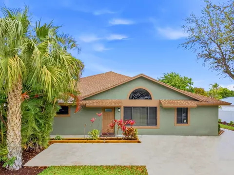 825 Dogwood Dr, Delray Beach, FL 33483