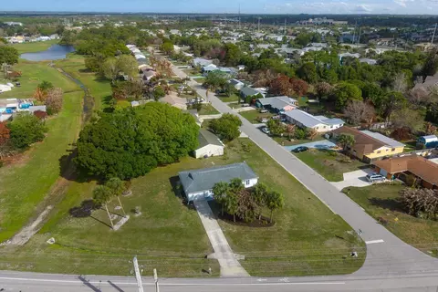 1673 SE Lyngate Dr, Port Saint Lucie, FL 34952