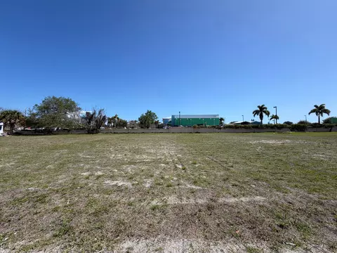 705 SE Tarpon Ave, Stuart, FL 34994
