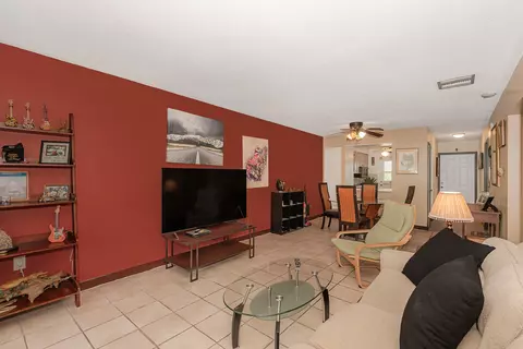 Living - 801 Pine Dr #20, Pompano Beach, FL 33060 photo 3 of 5