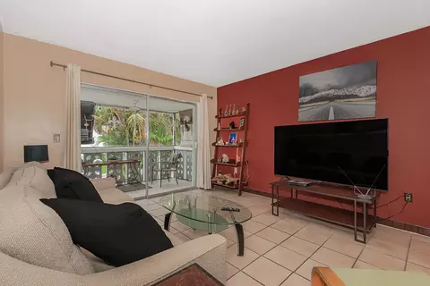 Living - 801 Pine Dr #20, Pompano Beach, FL 33060 photo 2 of 5