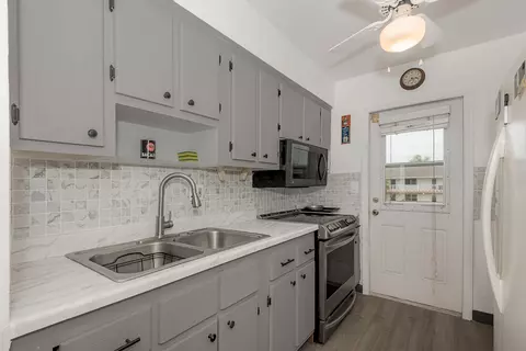 Kitchen - 801 Pine Dr #20, Pompano Beach, FL 33060 photo 2 of 4