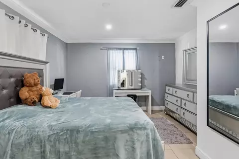 Bedroom - 4970 E Palm Ct, Hialeah, FL 33013 photo 4 of 6