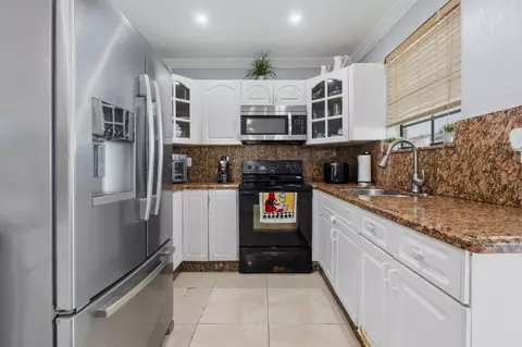 Kitchen - 4970 E Palm Ct, Hialeah, FL 33013 photo 2 of 3