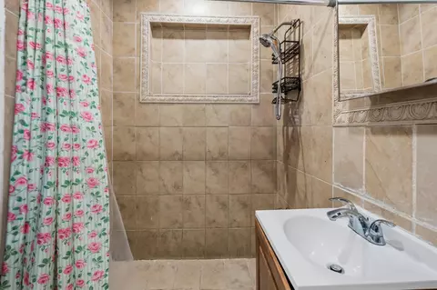 Bath - 4970 E Palm Ct, Hialeah, FL 33013 photo 1 of 2