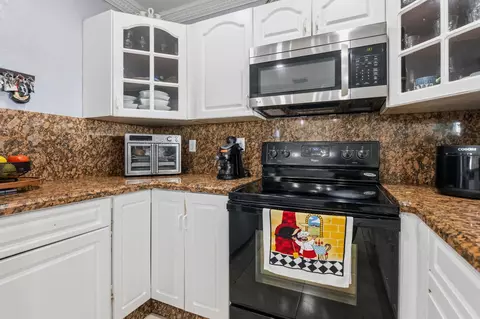 Kitchen - 4970 E Palm Ct, Hialeah, FL 33013 photo 3 of 3