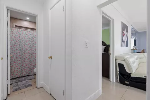 Entry Way - 4970 E Palm Ct, Hialeah, FL 33013 photo 3 of 4