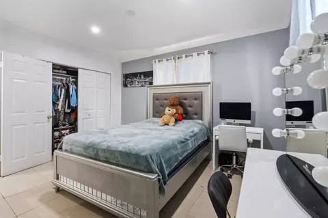 Bedroom - 4970 E Palm Ct, Hialeah, FL 33013 photo 3 of 6