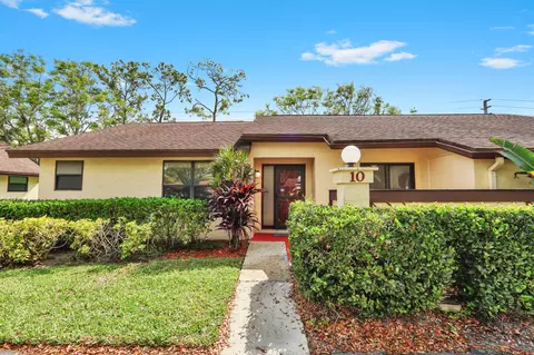 10 Bay Cedar Ct, Royal Palm Beach, FL 33411