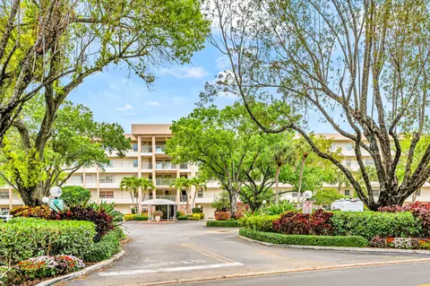 3970 Oaks Clubhouse Dr #401, Pompano Beach, FL 33069