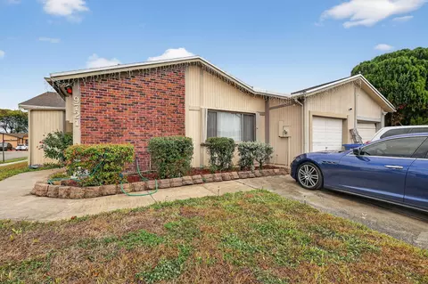 9721 W Daffodil Ln, Miramar, FL 33025