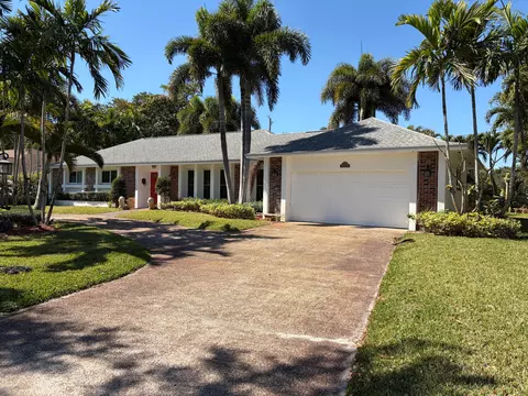 8 Bell Ln, Palm Springs, FL 33406