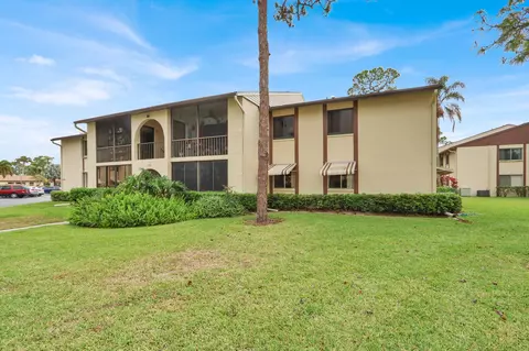 338 Knotty Pine Cir #D1, Greenacres, FL 33463