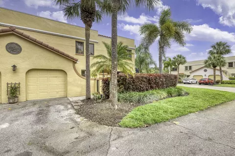 44 Uno Lago Dr, North Palm Beach, FL 33408