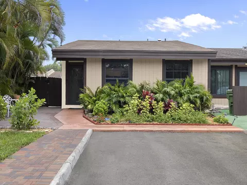 2331 Peach Ct, Pembroke Pines, FL 33026