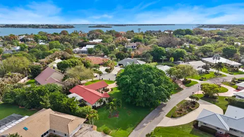 View/Area - 4176 SE Fairway Ct, Stuart, FL 34997 photo 2 of 20