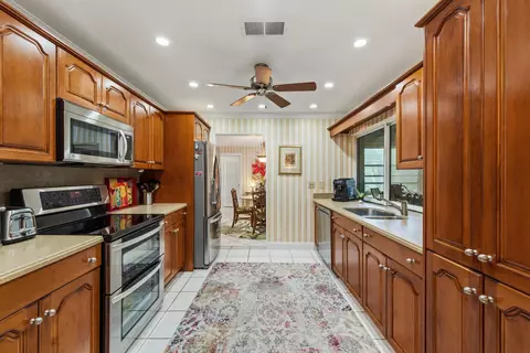 Kitchen - 4176 SE Fairway Ct, Stuart, FL 34997 photo 2 of 2
